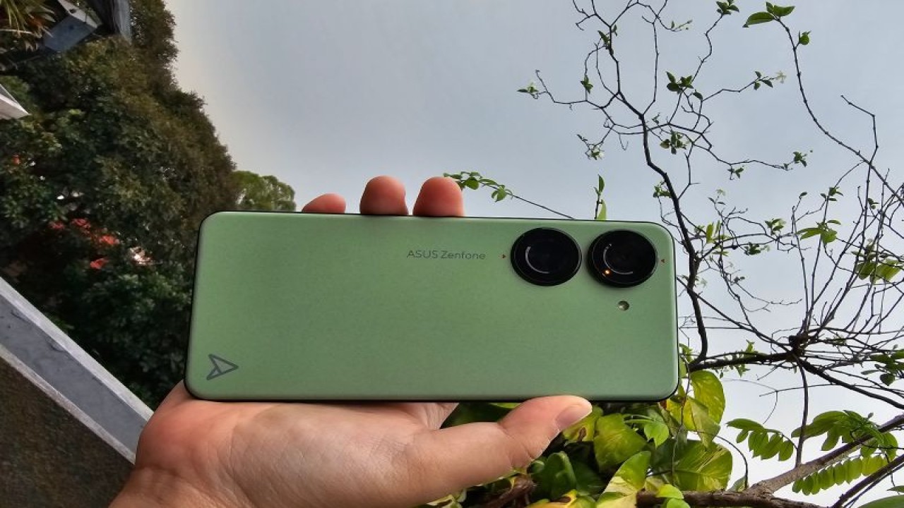 Zenfone 10 varian 8 GB/128 GB dengan warna Aurora Green yang akan luncur di Indonesia 29 September 2023. (ANTARA/Livia Kristianti)