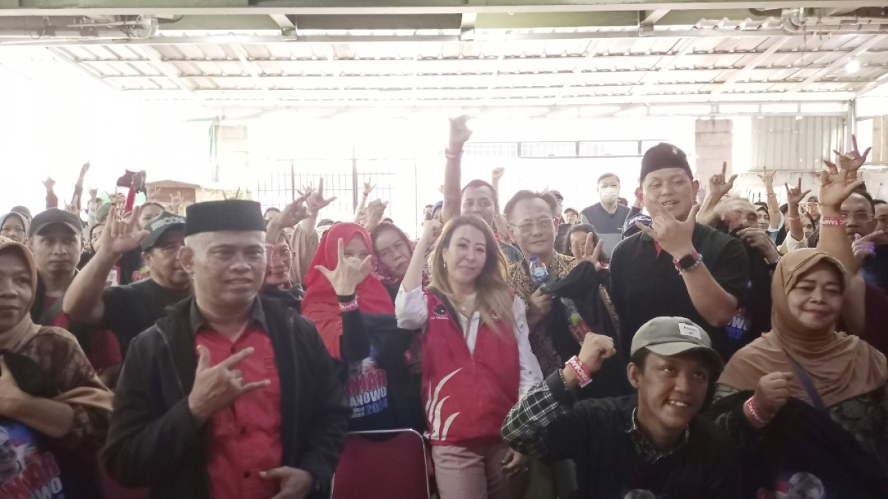 Anggota DPR RI dari Fraksi PDI Perjuangan, Sondang Tampubolon bersama tim pemenangan di Jatinegara