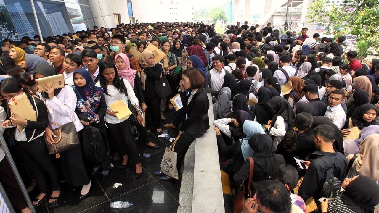 Antrean pencari kerja. (Kompas)