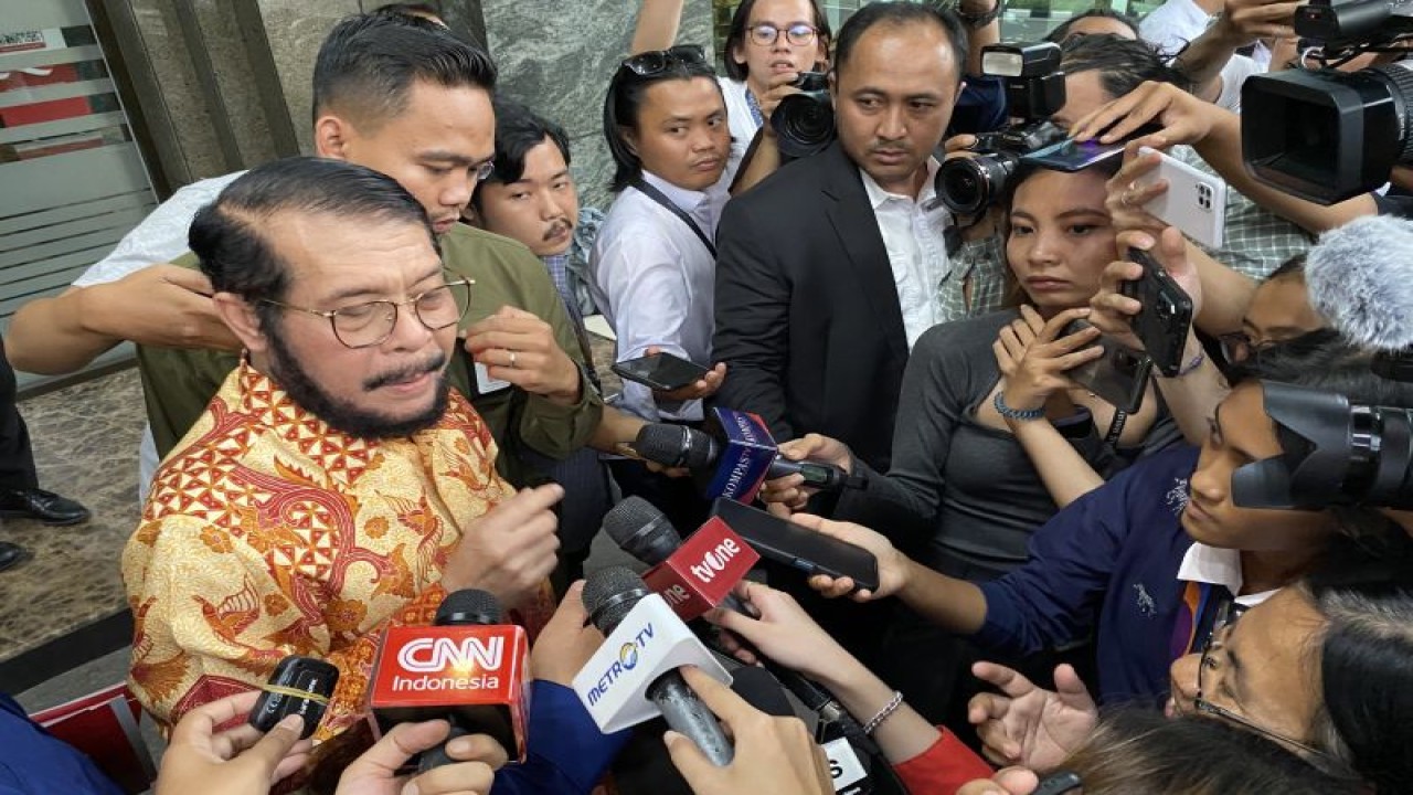 Ketua MK Anwar Usman usai sidang tertutup dengan Majelis Kehormatan Mahkamah Konstitusi (MKMK) di Gedung II MK, Jakarta, Selasa (31/10/2023) petang. ANTARA/Fath Putra Mulya