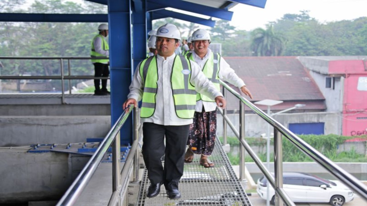 Wali Kota Tangerang Arief R Wismansyah sedang berjalan melihat proses distribusi air kepada masyarakat di kawasan Instalasi Pengolahan Air (IPA) Sitanala, Jum'at. Kegiatan ini dilakukan usai menghadiri kegiatan Perayaan HUT Perumda Tirta Benteng ke-28 sekaligus Groundbreaking Gedung Kantor Perumda Tirta Benteng dan Perayaan Maulid Nabi Muhammad SAW yang digelar di kawasan Instalasi Pengolahan Air (IPA) Sitanala, Jum'at. HO/Pemkot Tangerang