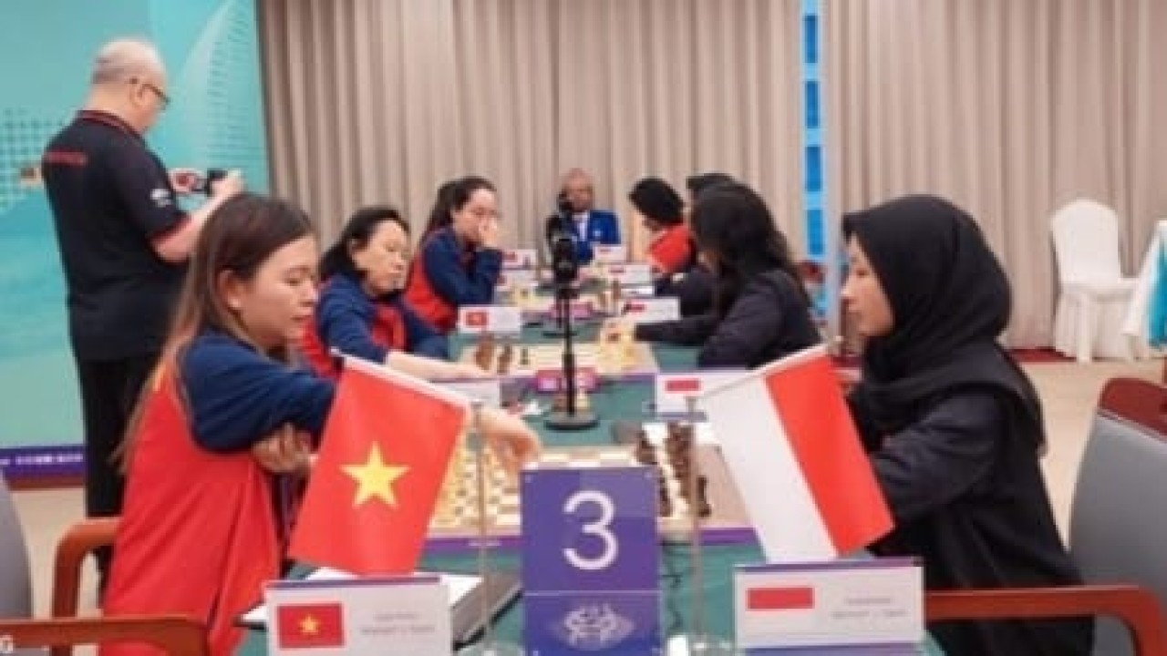 Tim Catur Putri Indonesia (kanan) versus Vietnam pada babak ke-5 catur standar beregu putri Asian Games 2022/Foto: Asianchesscom.