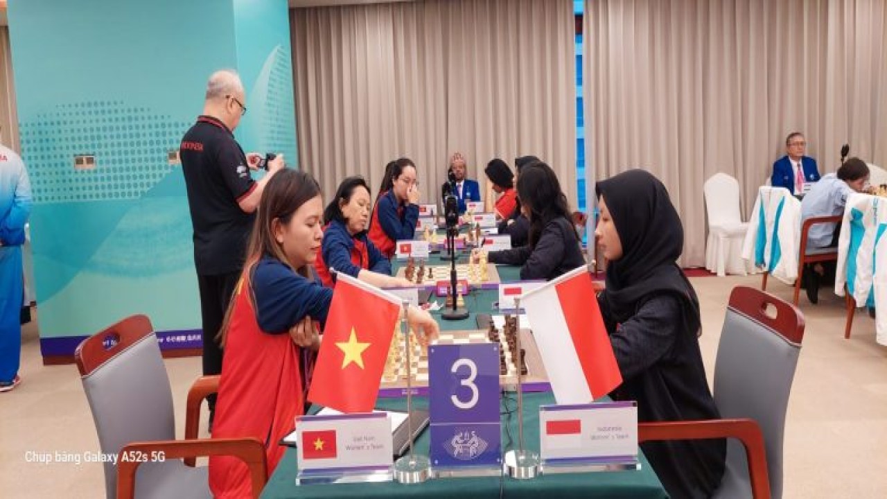 Tim Catur Putri Indonesia (kanan) versus Vietnam pada babak ke-5 catur standar beregu putri Asian Games 2022/Foto: Asianchesscom.