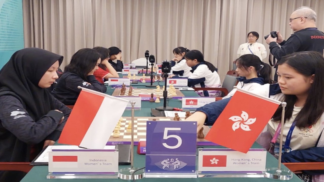 Tim Catur Putri Indonesia (kiri) saat melawan Hong Kong di babak terakhir/Foto: asianchesscom