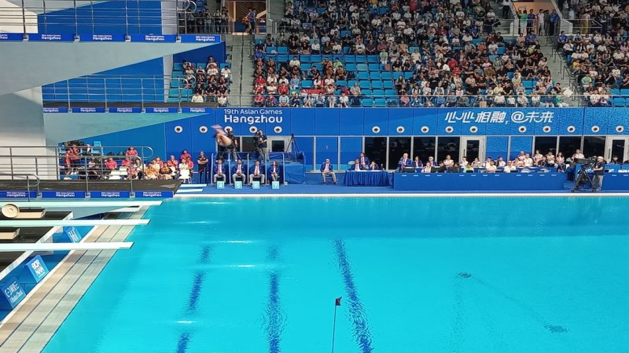 Atlet loncat indah Indonesia Gladies Lariesa Garina Haga melakukan loncatan di nomor papan 1 meter putri yang berlangsung di Hangzhou Olympics Sports Centre, Hangzhou, Senin (2/10/2023). (ANTARA/RAUF ADIPATI)