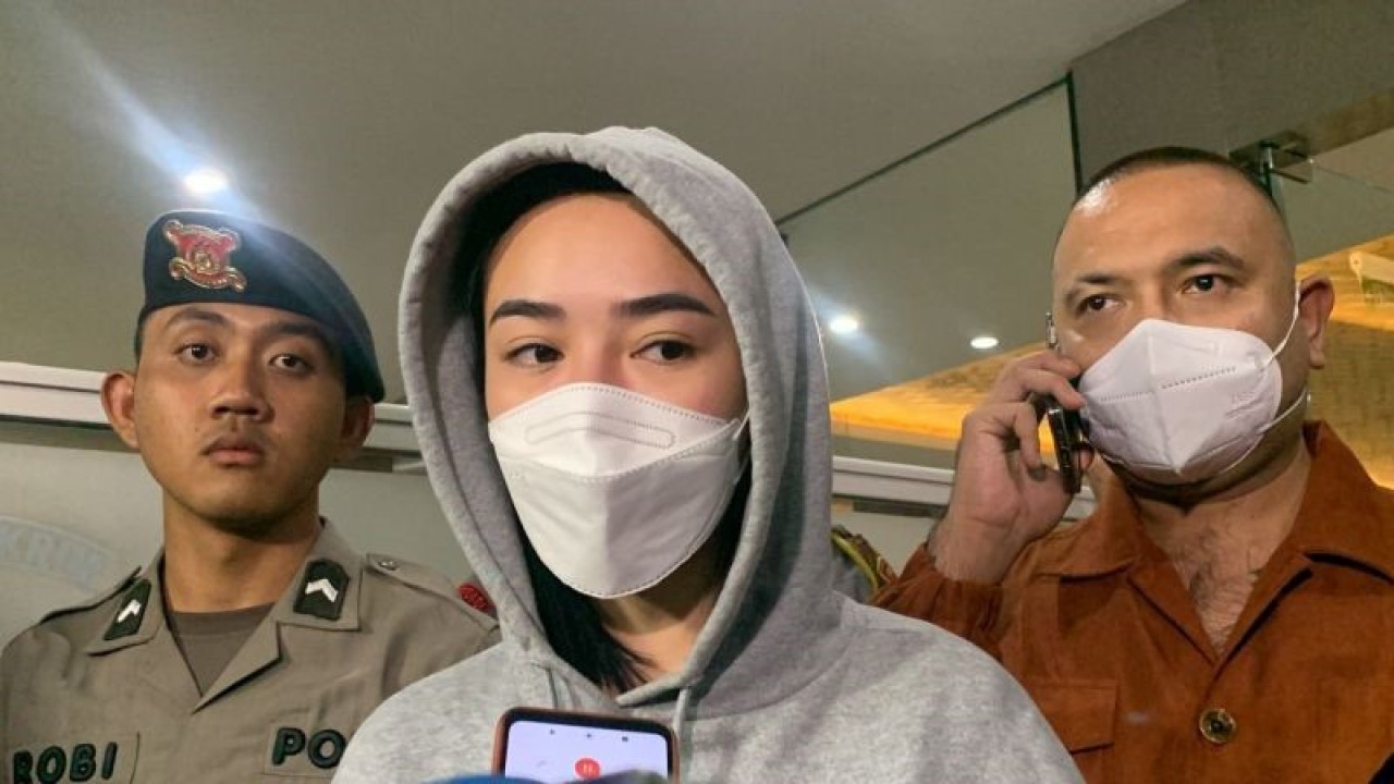 Artis Amanda Manopo memberikan keterangan kepada wartawan usai pemeriksaan di Bareskrim Polri, Jakarta, Senin (2/10/2023). (ANTARA/Laily Rahmawaty)