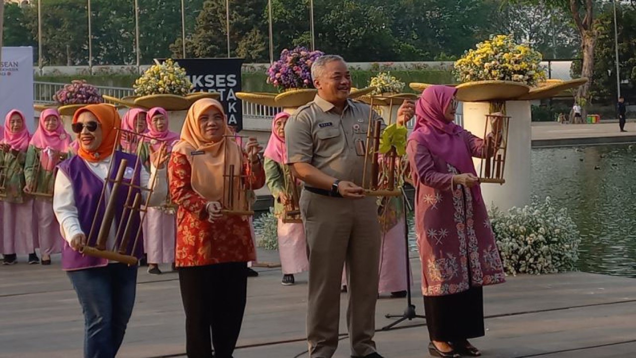 Kepala Dinas Pertamanan dan Hutan Kota Provinsi DKI Jakarta Bayu Meghantara (ketiga dari kiri) membunyikan angklung sebagai simbolis penutupan Pameran Flora dan Fauna (Flona) Jakarta 2023, Jakarta Pusat, Senin (16/10/2023). ANTARA/Nadia Putri Rahmani