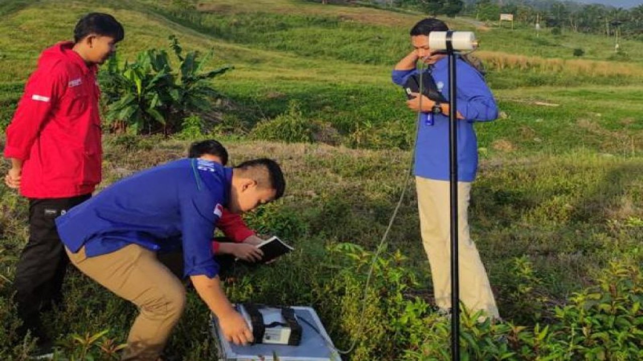 Tim Badan Meteorologi, Klimatologi, dan Geofisika (BMKG) Stasiun Geofisika Kelas I Deli Serdang melakukan pengukuran di Kecamatan Kutalimbaru, Deli Serdang. (ANTARA/HO- BMKG Stasiun Geofisika Kelas I Deli Serdang)