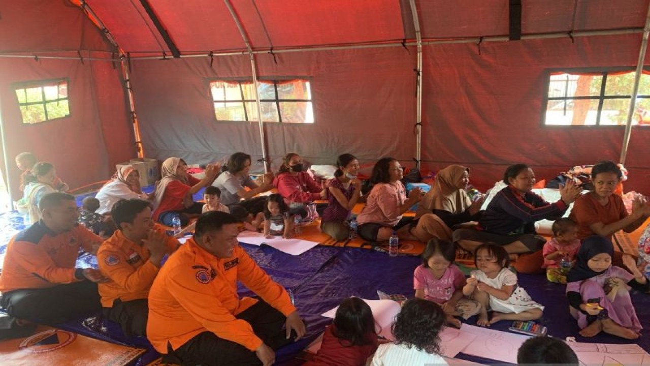 Petugas Badan Penanggulangan Bencana Daerah (BPBD) DKI Jakarta memberikan layanan dukungan psikososial kepada kaum ibu dan anak-anak penyintas kebakaran yang mengungsi di tenda pengungsian di Lapangan Posyandu, Kelurahan Rawangun, Kecamatan Pulogadung, Jakarta Timur, Jumat (20/10/2023). ANTARA/HO-BPBD DKI Jakarta