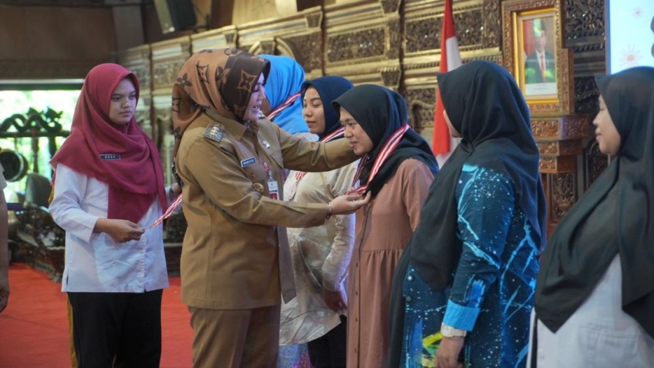 Sebanyak 238 emak-emak mengikuti wisuda ibu hamil sehat, di Pendapa Ageng Kabupaten Klaten, Jawa Tengah (Jateng), Senin (16/10/2023). (Istimewa/jatengprov.go.id)