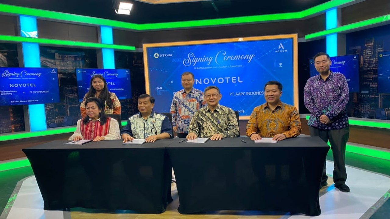 Presiden Komisaris NT Corporation Dr. Ir. Nurdin Tampubolon, M.M (kedua kiri), VP Development Accor Indonesia Malaysia Rio Kondo (ketiga kanan), Direktur Utama PT Nusantara Wisata Cemerlang Lince Berliana Tobing (kiri), Direktur NT Corporation Dimpos Tampubolon (kedua kiri-belakang) dan Grace Nathalia (kiri-belakang) serta Direktur PT NT Fam Randy Monthonaro Tampubolon (kanan) dan perwakilan PT AAPC Indonesia (kanan-belakang) berfoto bersama usai penandatanganan kerjasama di NT Tower Jalan Jenderal Ahmad Yani, Pulomas Selatan, Jakarta Timur pada Jumat (27/10/2023).