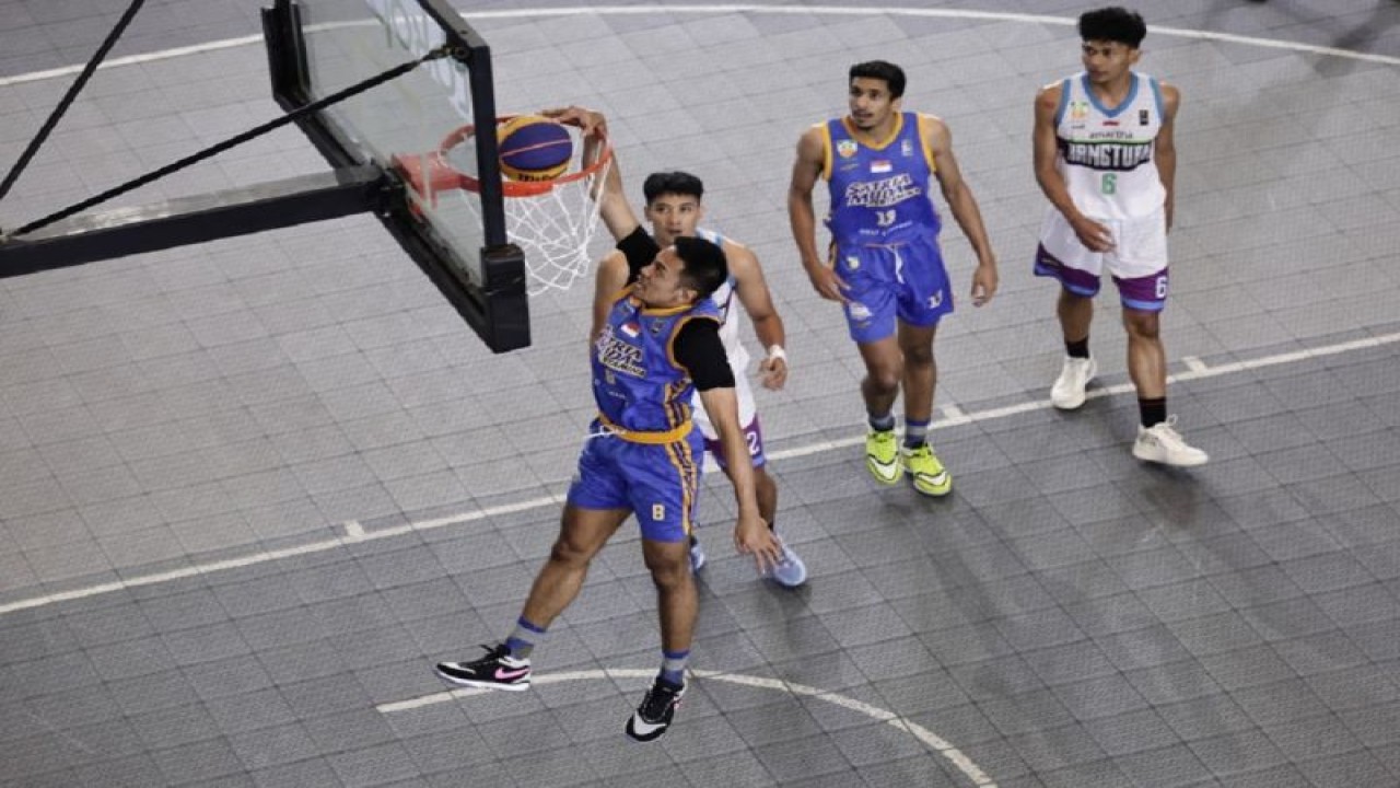 Delapan tim akan bertanding pada Grand Final IBL 3x3 2023 yang akan diselenggarakan di Halaman Balai Kota Solo Jawa Tengah pada 20 - 21 Oktober 2023. ANTARA/HO-IBL