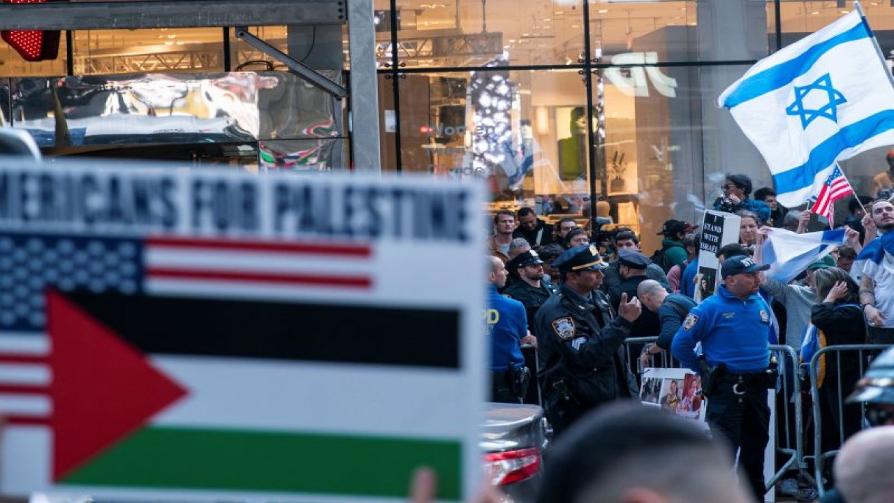 Demonstran pendukung Israel dan pendukung Palestina masing-masing mengekspresikan sikapnya dalam unjuk rasa di New York, Amerika Serikat, pada 13 Oktober 2023. REUTERS/EDUARDO MUNOZ