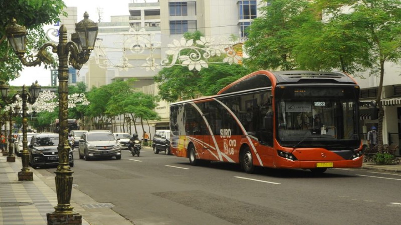 Shuttle bus yang disediakan untuk para penonton selama pelaksanaan Piala Dunia (PD) U-17 di Kota Surabaya pada 10 November-2 Desember 2023. (ANTARA/HO-Diskominfo Surabaya)