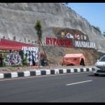 DLHK Lombok Tengah bersihkan sampah di Bypass menuju Sirkuit Mandalika-1696921217
