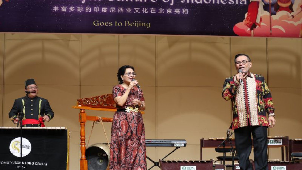 Duta Besar RI untuk China dan Mongolia Djauhari Oratmangun serta istri Sih Elsiwi Handayani Oratmangun bernyanyi dengan iringan musik kolintang dalam event  "The Beautiful Culture of Indonesia Goes To Beijing" di Central Conservatory of Music Opera Hall, Beijing pada Selasa (10/10) malam. (ANTARA/Desca Lidya Natalia)