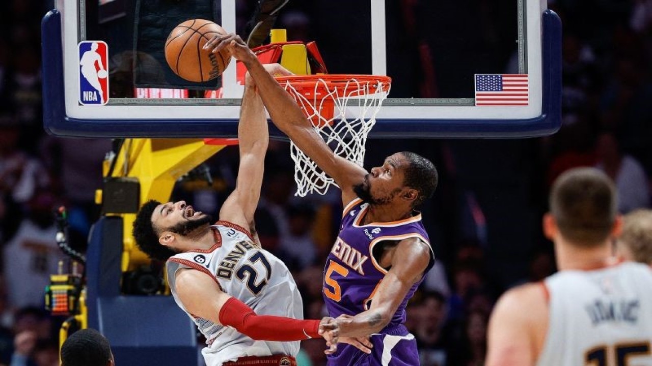 Pebola basket Phoenix Suns Kevin Durant (kanan) memblok usaha pemain Denver Nuggets Jamal Murray saat gim kelima semifinal wilayah barat Playoff NBA di Ball Arena, Denver, Colorado, AS, Selasa (9/5/2023). ANTARA FOTO/ REUTERS/Isaiah J. Downing-USA TODAY Sports/foc.