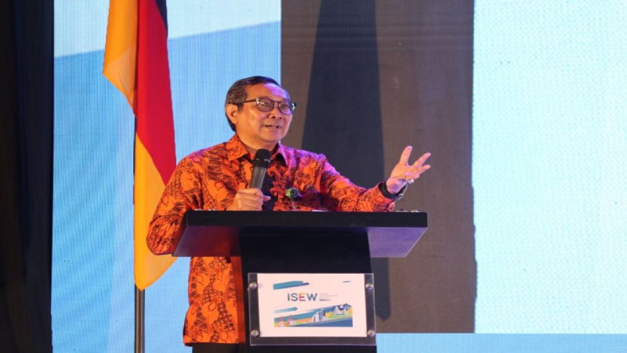 Direktur Jenderal Energi Baru, Terbarukan, dan Konservasi Energi (EBTKE) Kementerian ESDM Yudo Dwinanda Priaadi, yang mewakili Menteri ESDM Arifin Tasrif, membuka rangkaian acara Indonesia Sustainable Energy Week 2023 di Jakarta, Selasa (10/10/2023). ANTARA/HO-Humas Kementerian ESDM