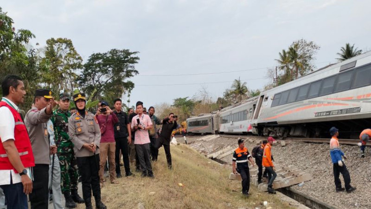 Petugas evakuasi kereta api yang rusak. (ANTARA/Sutarmi)