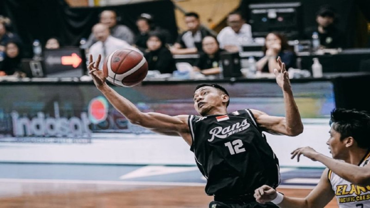 Pemain senior Fadlan Minallah mengakhiri kariernya sebagai pebasket profesional usai membela RANS PIK Basketball dalam satu musim. ANTARA/HO-IBL