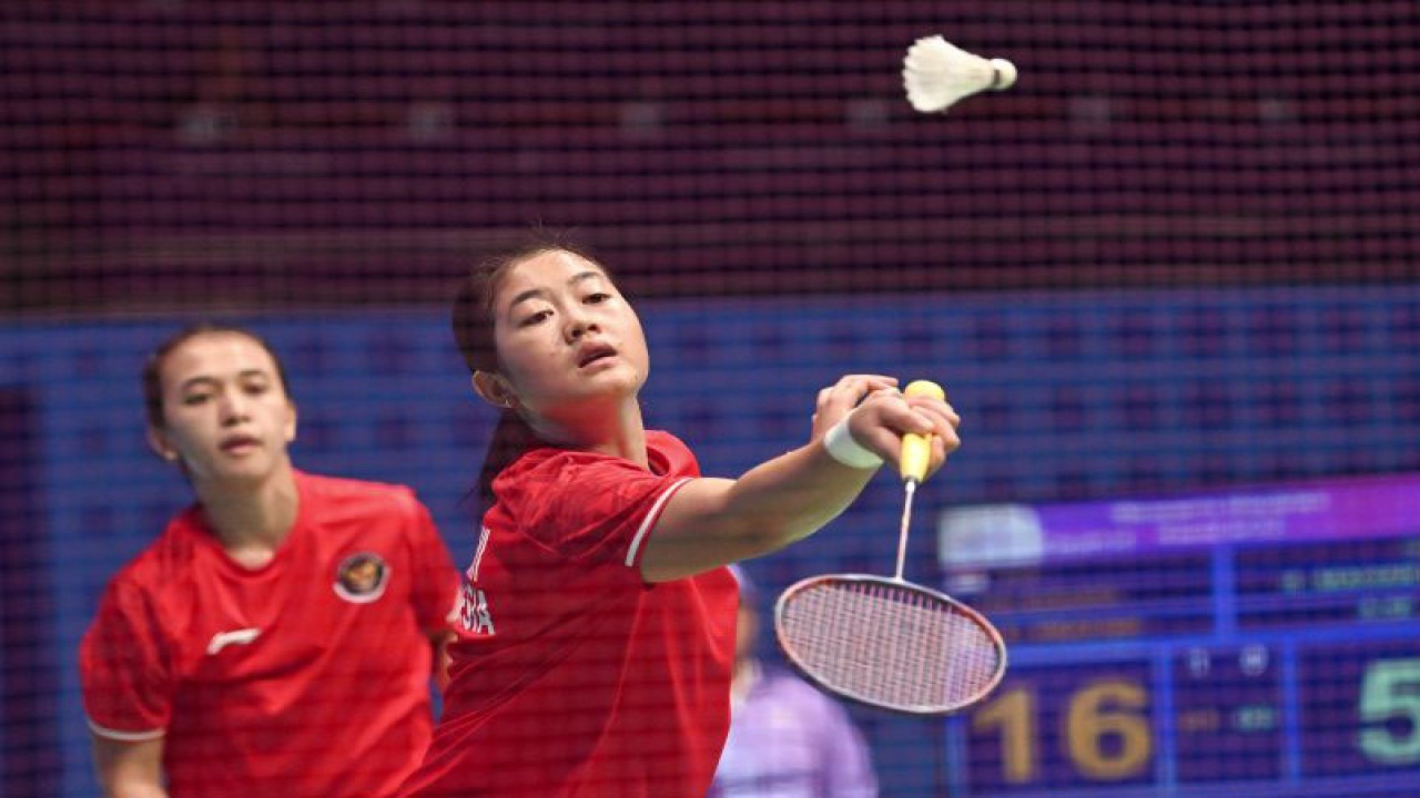 Pebulu tangkis ganda putri Indonesia Febriana Dwipuji Kusuma (kiri) dan Amallia Cahaya Pratiwi (kanan) mengembalikan kok ke arah lawannya asal Nepal Rasila Maharjan dan Anu Maya Rai pada babak 32 besar Asian Games 2022 di Binjiang Gymnasium, Hangzhou, China, Selasa (3/10/2023). Febriana/Amalia melaju ke babak 16 besar usai menang dengan skor akhir 21-3, 21-7. ANTARA FOTO/M Risyal Hidayat/hp.