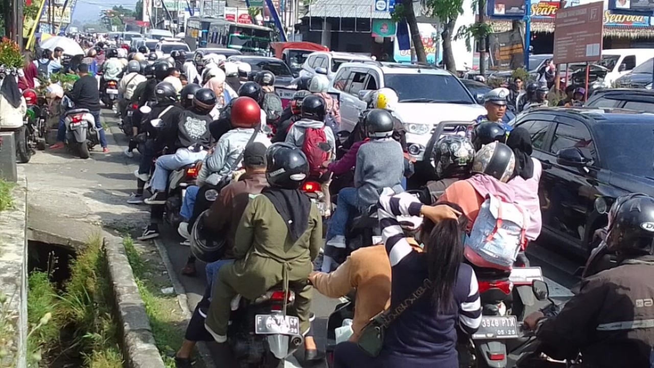 Para pengendara motor terjebak macet/ist 