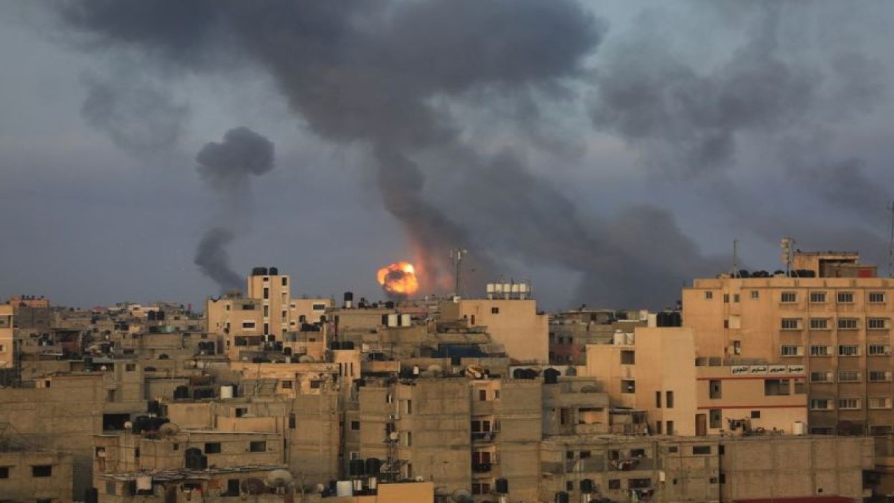 Arsip - Dalam foto yang diambil pada 11 Mei 2021 ini, terlihat asap hitam mengepul ke langit akibat ledakan yang disebabkan serentetan serangan israel di Kota Younis di Jalur Gaza bagian selatan. ANTARA/Yasser Qudih/Xinhua/tm