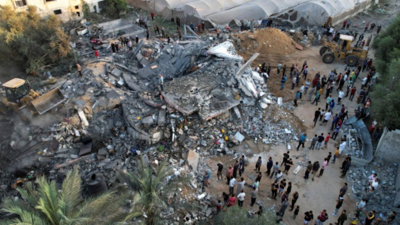 Pemandangan menunjukkan sisa-sisa rumah Palestina yang hancur akibat serangan Israel di Jalur Gaza tengah, 15 Oktober 2023. (Mohammed Fayq Abu Mostafa/Reuters)