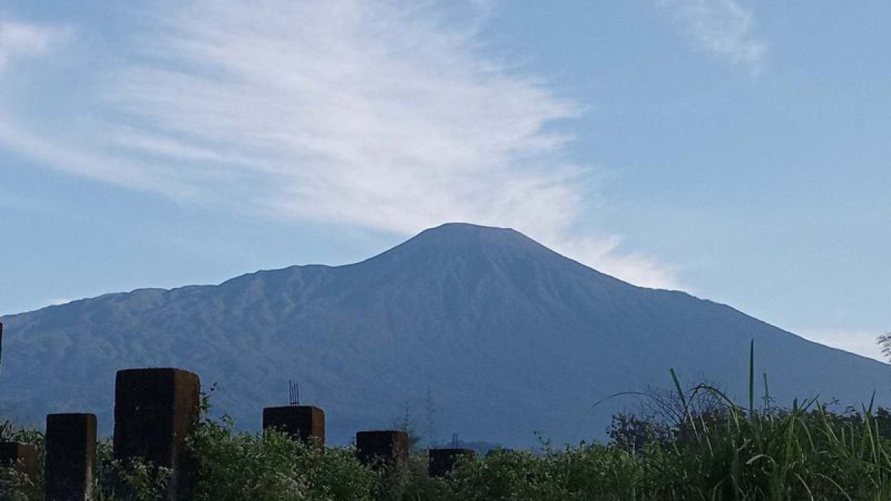 Gunung Slamet terlihat dari arah Desa Pamijen, Kecamatan Baturraden, Kabupaten Banyumas, Sabtu (12/8/2023). ANTARA/Sumarwoto