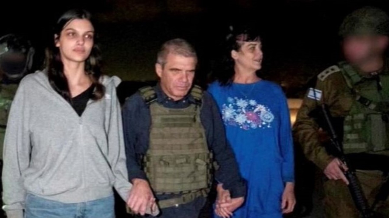 Kelompok Hamas membebaskan dua sandera warga negara Amerika Serikat (AS), Judith Raanan dan putrinya Natalie Raanan. (Tangkapan layar)