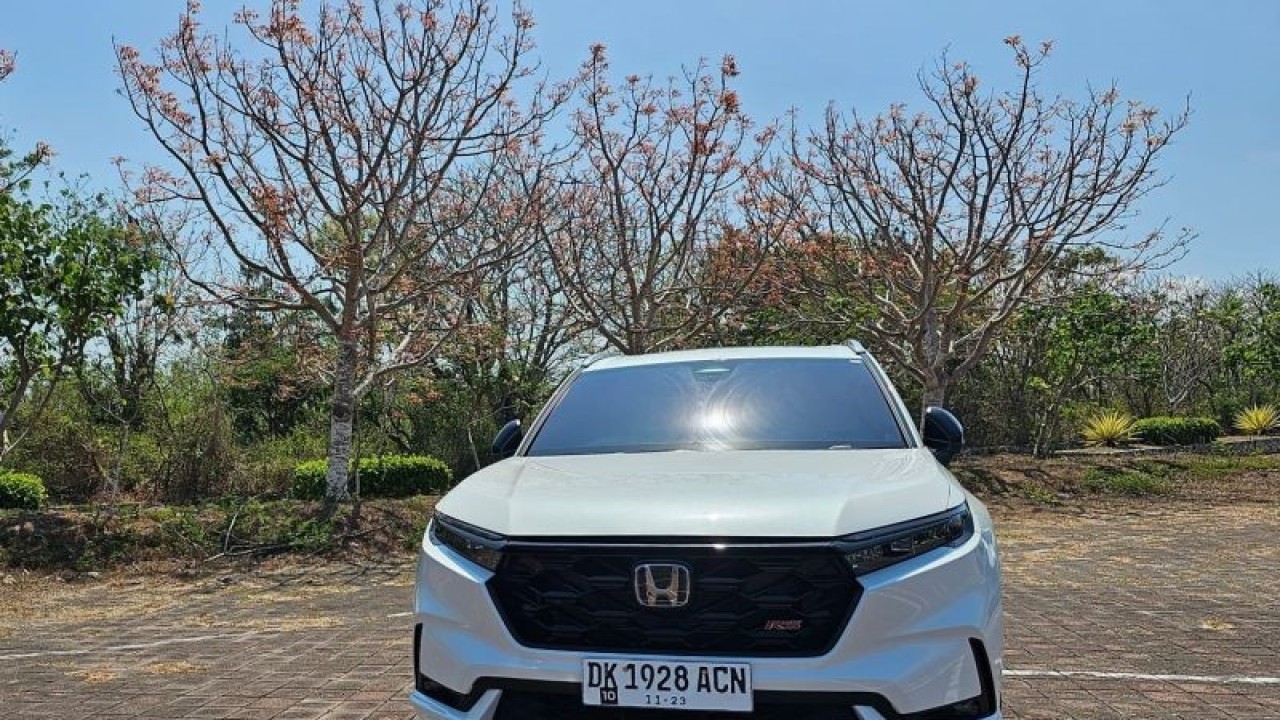 Tampilan Honda CR-V RS e:HEV dengan warna Platinum White Pearl yang digunakan untuk menjelajah Bali saat ditampilkan di Jalan Gunung Payung, Kabupaten Badung, Bali, Senin (16/10/2023). (ANTARA/Livia Kristianti)