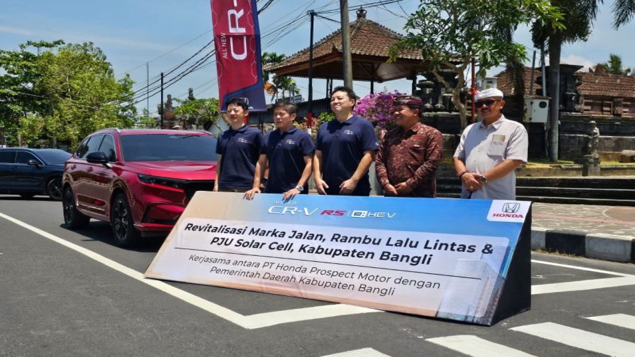 (Kiri-Kanan) Product Planning Sales & Marketing Director PT Honda Prospect Motor (HPM) Ryo Asaoka, Sales & Marketing and After Sales Director PT HPM Yusak Billy, President Director PT HPM Kotaro Shimizu, bersama Bupati kabupaten Bangli Sang Nyoman Sedana Arta, dan Wakil Bupati Bangli I Ketut Suastiksa dalam penyerahan hasil revitalisasi fasilitas jalan umum di sekitar Alun-Alun Kabupaten Bangli, Bali, Selasa (17/10/2023). (ANTARA/Livia Kristianti)