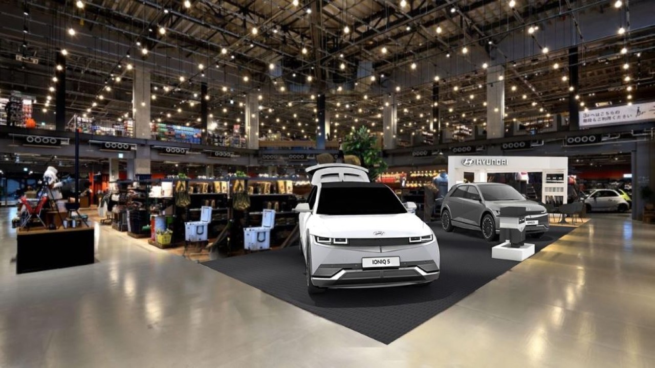 Mobil listrik Hyundai Ioniq 5 dipajang di A Pit Autobacs Kyoto Shijo, sebuah pusat perbelanjaan terkait mobil, di Kyoto pada 4 Februari 2023. (Yonhap)