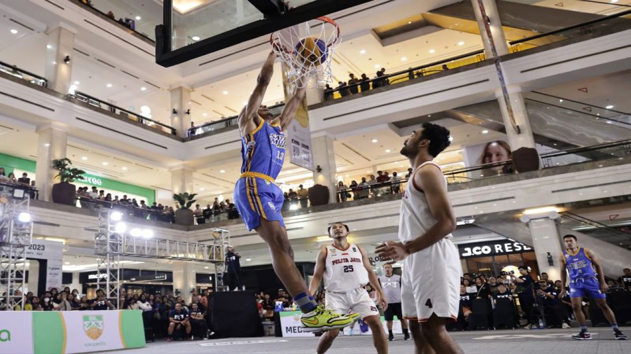 Satria Muda Pertamina Jakarta jadi juara IBL 3x3 seri Yogyakarta usai membungkam Pelita Jaya Bakrie Jakarta dengan skor 21-10 di Ambarukmo Plaza Yogyakarta, Minggu (8/10) malam. ANTARA/HO-IBL