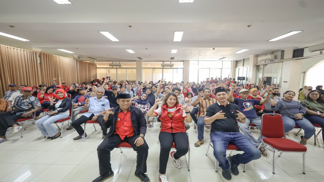 Anggota Komisi VI DPR RI dari Fraksi PDI Perjuangan Sondang Tampubolon melakukan silaturahmi bersama para relawan atau tim pemenangan PDI Perjuangan di Kelurahan Cipinang Besar Selatan Jakarta Timur/Foto: Wira Ginting