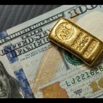 Ilustrasi - Emas batangan pada Uang Kertas 100 Dolar AS. (ANTARA/Shutterstock/pri.)-1696400226