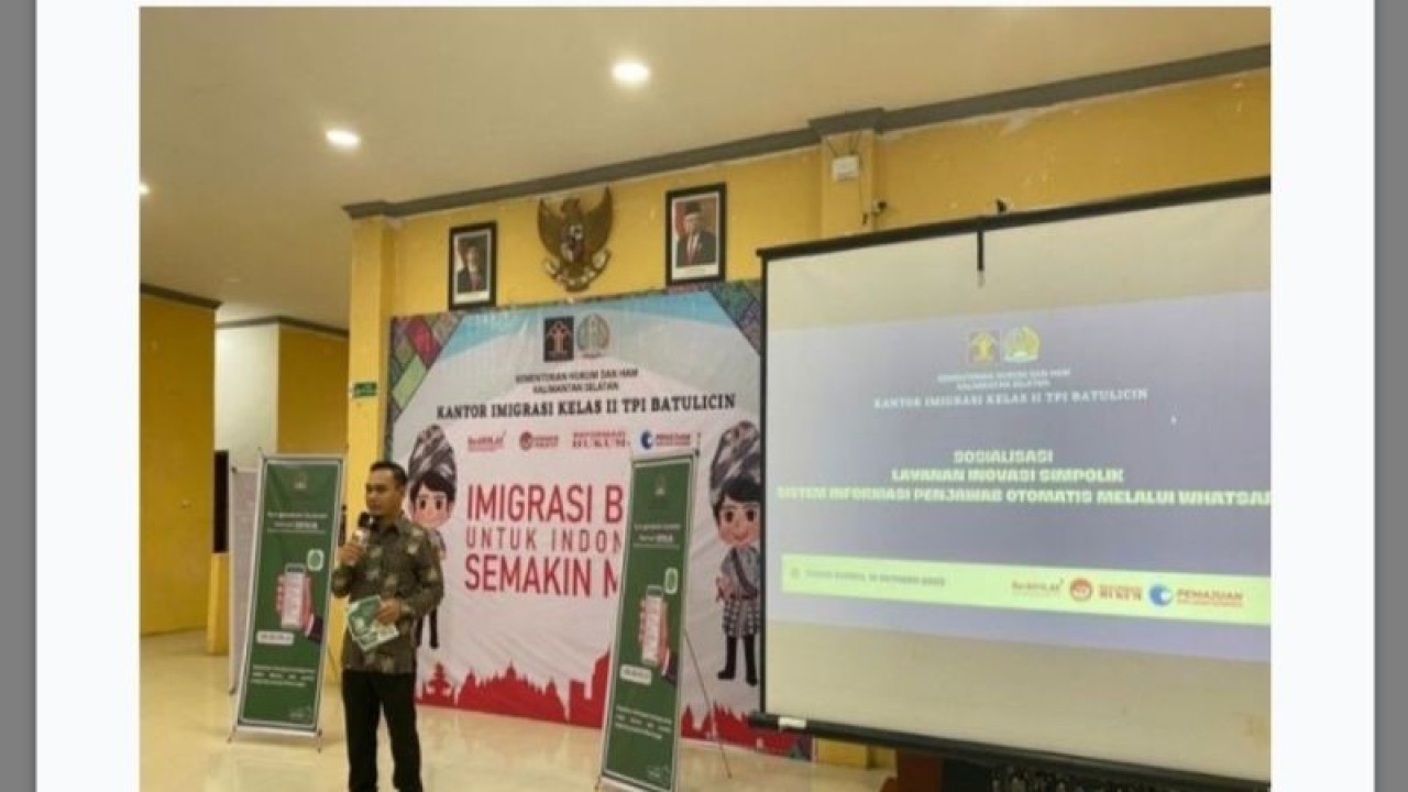 Kepala Seksi Teknologi Informasi dan komunikasi Keimigrasian pada Kantor Imigrasi Kelas II TPI Batulicin Muhamad Maryadi saat melakukan sosialisasi kepada masyarakat terkait program SIPOLIK (ANTARA/Sujud)