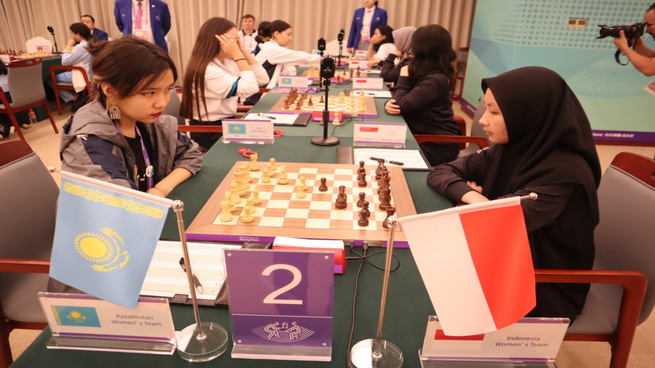 Tim Catur Putri Indonesia (kanan) saat berhadapan dengan Kazakhstan pada babak ke-2 catur standar beregu putri Asian Games 2022/Foto: Kristianus Liem