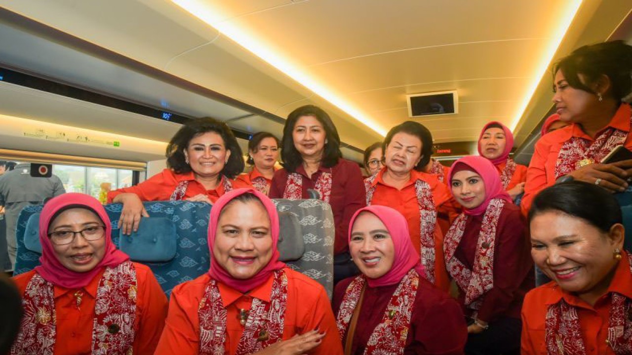 Ibu Negara Iriana Joko Widodo bersama sejumlah anggota Organisasi Aksi Solidaritas Era Kabinet Indonesia Maju (OASE KIM) menjajal Kereta Cepat WHOOSH dari Jakarta ke Bandung dan kemudian kembali ke Jakarta, Selasa (3/10/2023). (ANTARA/HO-Biro Pers Sekretariat Presiden)