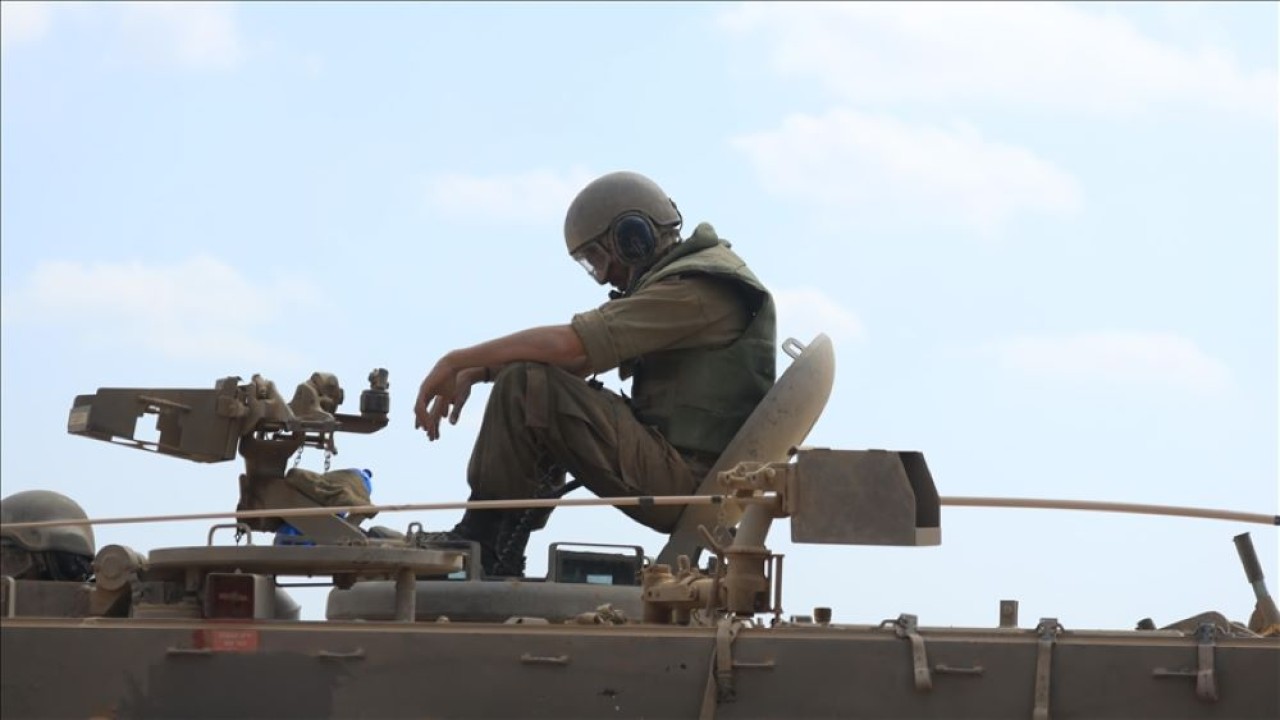 Tentara Israel mengerahkan puluhan tank dan kendaraan lapis baja beserta anggota militernya ke kawasan perbatasan Gaza di Sderot, Israel pada 13 Oktober 2023. (Anadolu Agency)