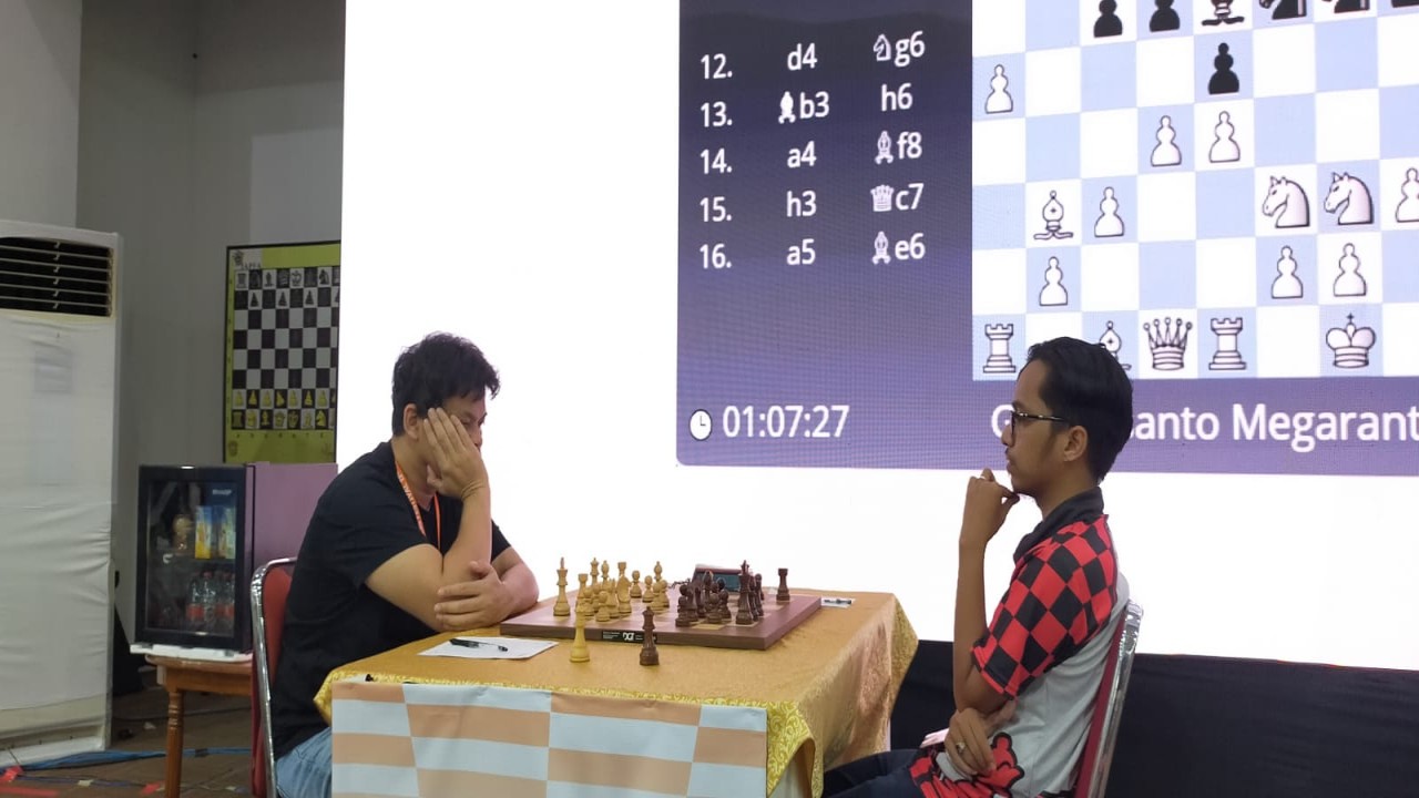 GM Susanto Megaranto vs MN Nuh Hakim Perwiratama pada laga babak ke-7 katagori Open Japfa Chess Festival ke-13 di Gedung Serbaguna Senayan Jakarta, Sabtu (21/10/2023)