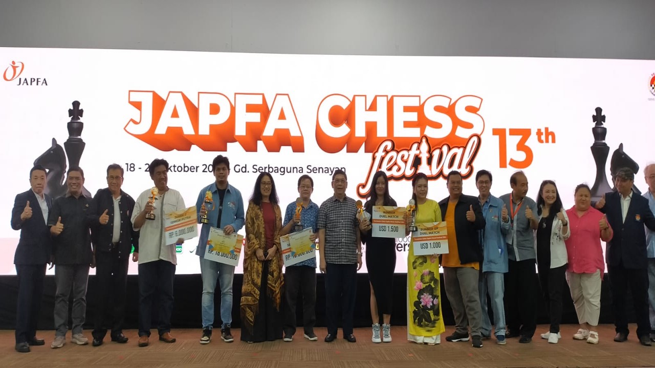 Ketua Umum PB Percasi GM Utut Adianto dan Head of Corporate Communication & Social Invesment PT Japfa Comfeed Indonesia, R Artsanti Alif berfoto bersama para juara dan pemenang dwi tarung internasional dan katagori Senior Putra-Putri Japfa Chess Festival ke-13 pada penutupan di Gedung Serbaguna Senayan, Jakarta, Minggu (22/10/2023)