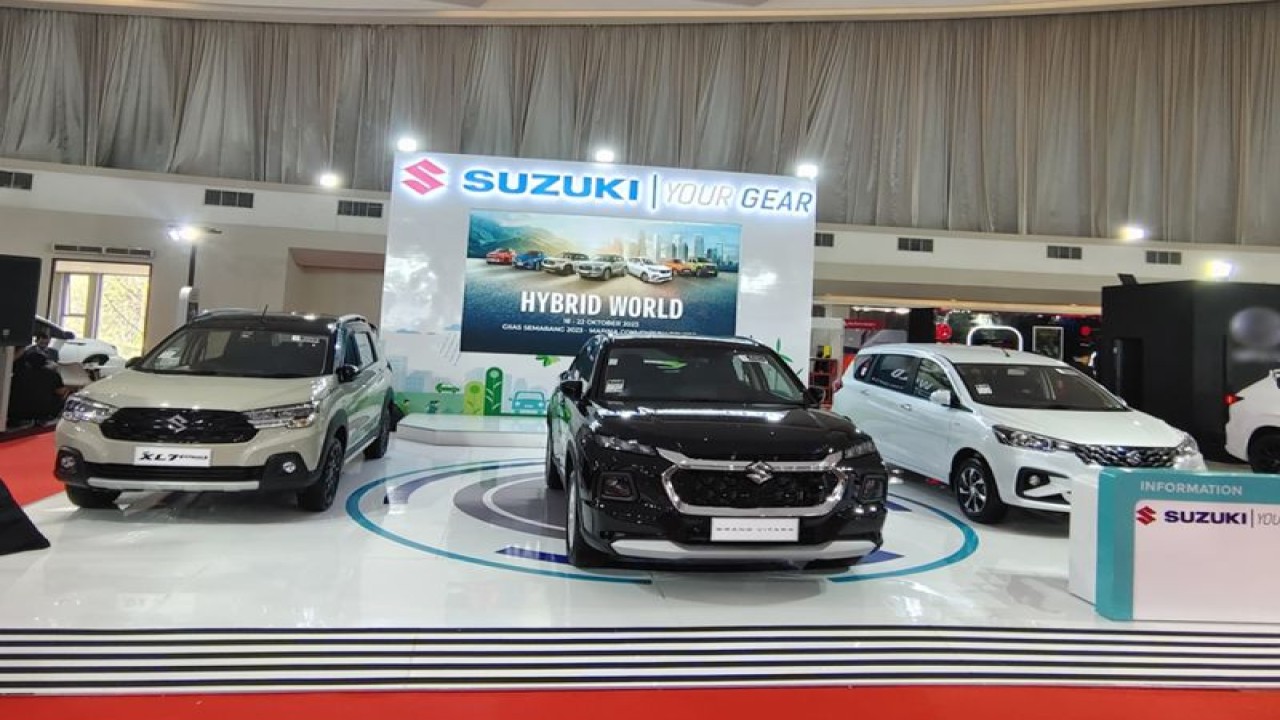 PT Suzuki Indomobil Sales bekerja sama dengan PT Sejahtera Sunindo Trada memboyong lini produk unggulan yaitu New XL7 Hybrid, Grand Vitara, dan All New Ertiga Hybrid untuk menjawab kebutuhan pelanggan pada pameran otomotif Gaikindo Indonesia International Auto Show Semarang 2023. (ANTARA/HO/SIS)