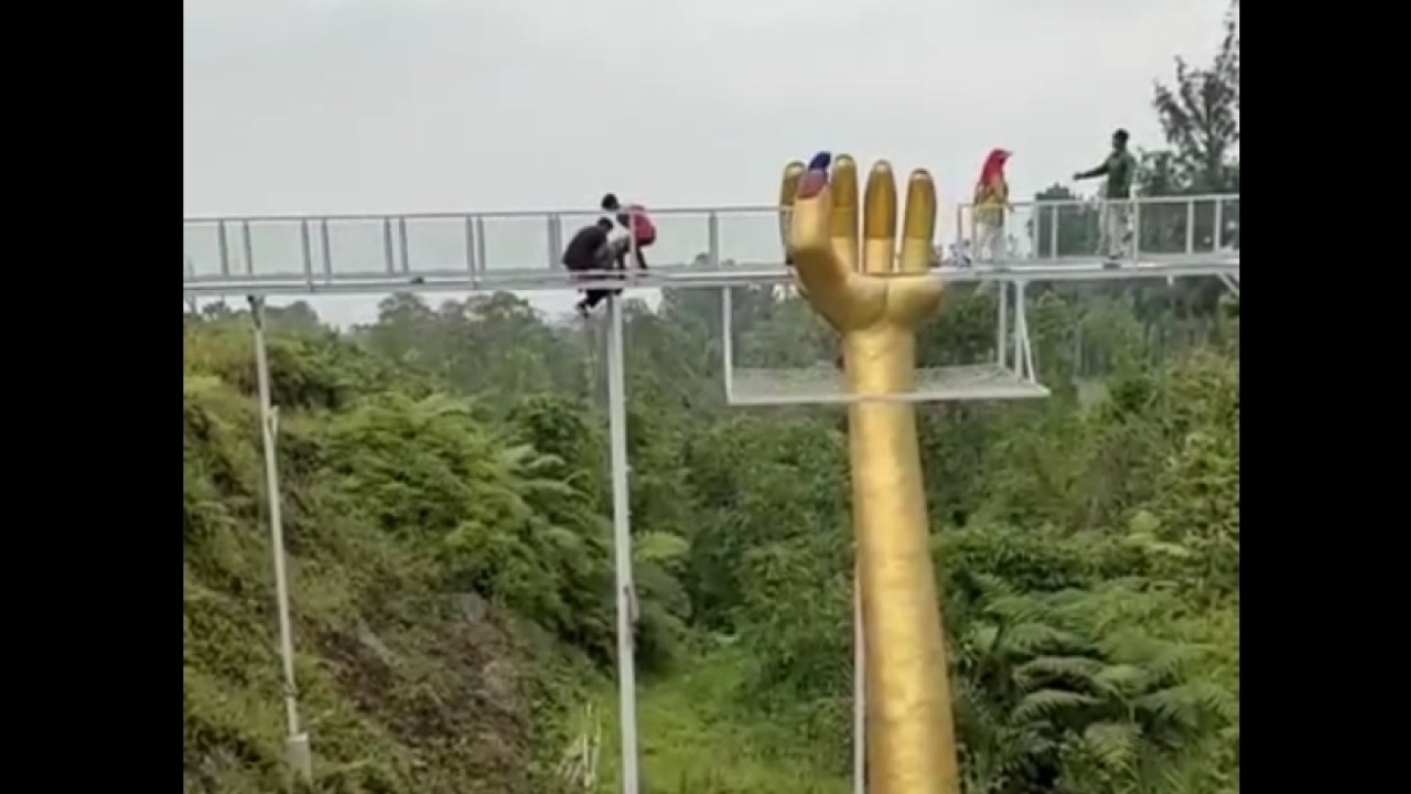 Jembatan kaca Banyumas pecah. (Net)