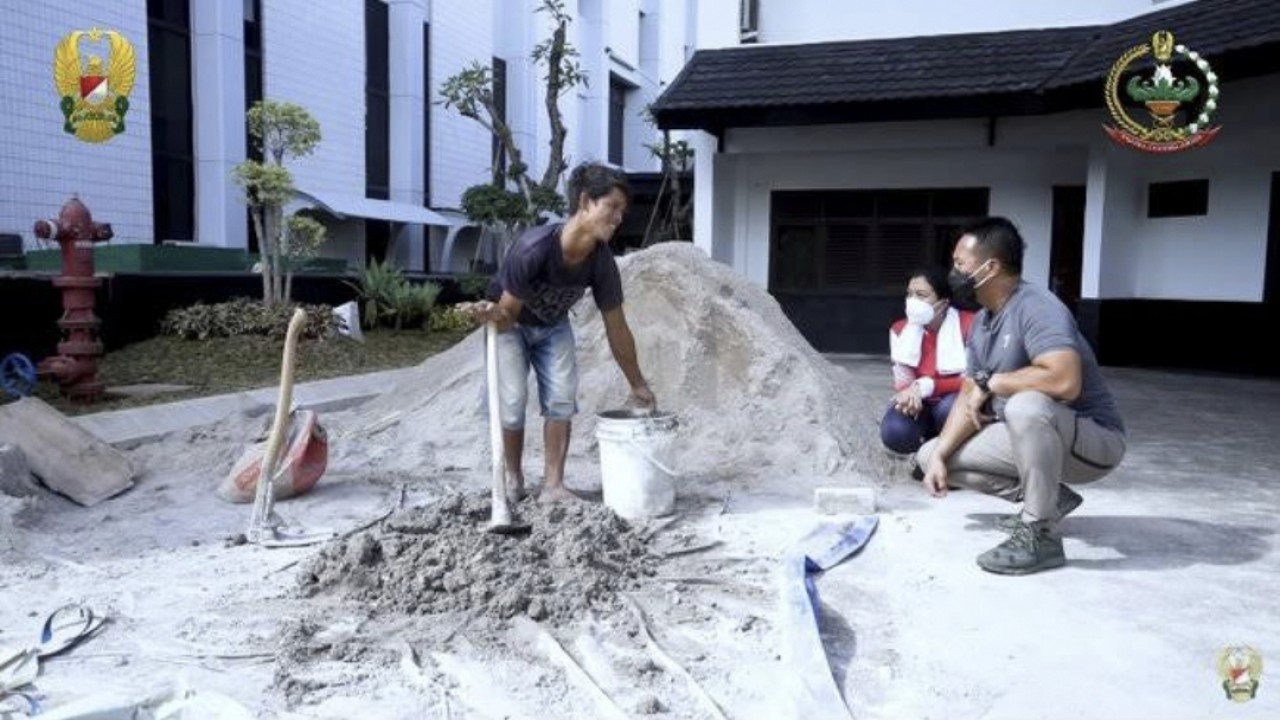 Jenderal TNI Andika Perkasa bersama sang Istri dan pekerja bangunan Sandi Rihata