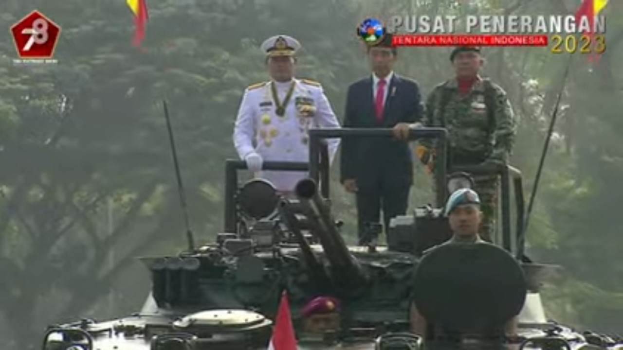 Presiden Jokowi naik tank untuk mengecek kesiapan pasukan di peringatan HUT ke-78 TNI.