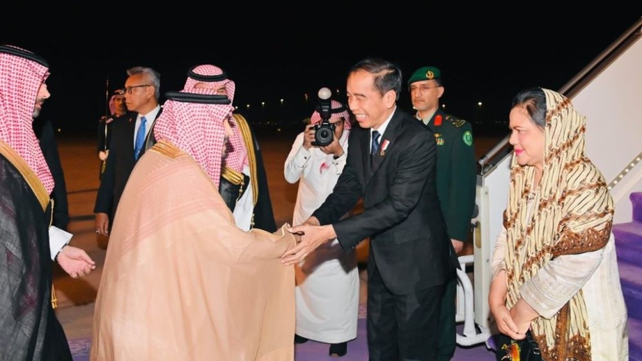 Presiden Jokowi dan Ibu Iriana di Bandara Internasional King Khalid, Riyadh, Arab Saudi (18/10/2023). (BPMI Setpres/Laily Rachev)