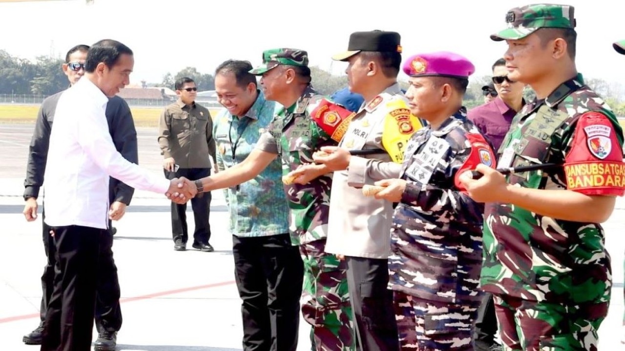 Presiden Jokowi dan rombongan tiba di Bandara Internasional I Gusti Ngurah Rai, Kabupaten Badung, Bali, sekitar pukul 09.45 WITA. (Rusman/BPMI Setpres)