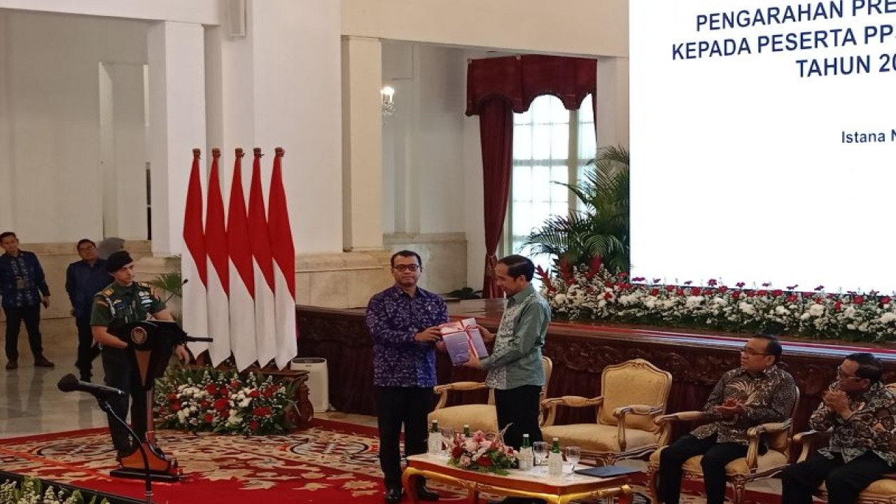 Presiden RI Joko Widodo (Jokowi) memberikan pengarahan kepada Peserta Program Pendidikan Singkat Angkatan (PPSA), di Istana Negara, Jakarta, Rabu (4/10/2023). ANTARA/Rangga Pandu Asmara Jingga