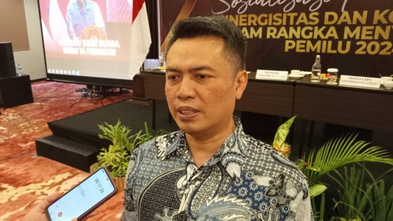 Ketua Divisi Teknis Penyelenggaraan KPU Jabar Adie Saputro saat memberikan keterangan di Cirebon, Jawa Barat, Sabtu (21/10/2023). (ANTARA/Fathnur Rohman)